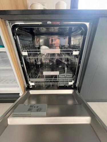 Un lave-vaisselle est disponible. dans l'établissement Modern'Beach Appart, à Cavalaire-sur-Mer