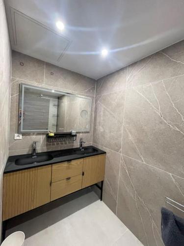 une salle de bain avec un lavabo et un miroir dans l'établissement Modern'Beach Appart, à Cavalaire-sur-Mer