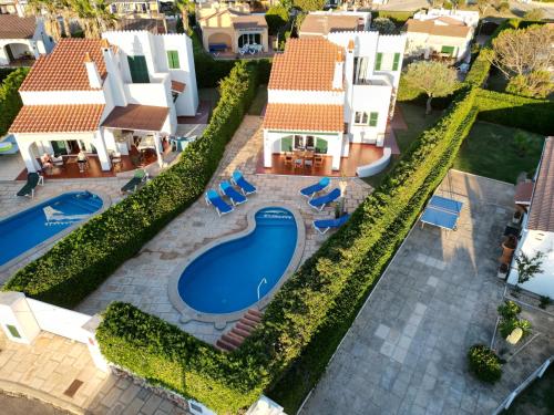 Villa Lola, seaviews, private pool & lush yard