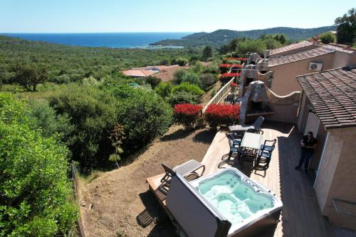 an outdoor hot tub on a balcony of a house at Résidence U Pirellu in Porto-Vecchio