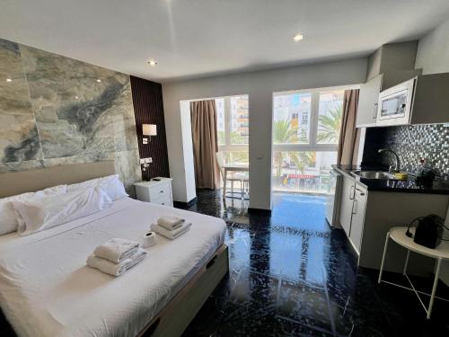 Una habitación de hotel con una cama con toallas. en Costa Marbella Star Light en Marbella