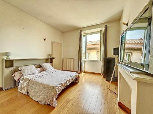 une chambre avec un lit et une grande fenêtre dans l'établissement Grand appartement Ajaccien - Ultra Centre & Parking - Les Frères de la Loc', à Ajaccio