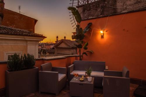 a patio with a table and chairs on a balcony at Piazza di Spagna Comfort Rooms in Rome