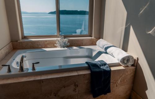 Koupelna v ubytování Stunning House with Views of Puget Sound! Ideal for Family Reunions