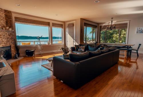 Posezení v ubytování Stunning House with Views of Puget Sound! Ideal for Family Reunions
