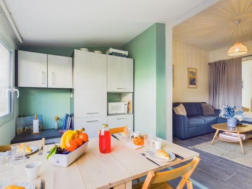 une cuisine et un salon avec une table avec des fruits dessus dans l'établissement -ALYS- Charmant T2 proche plage, à Concarneau