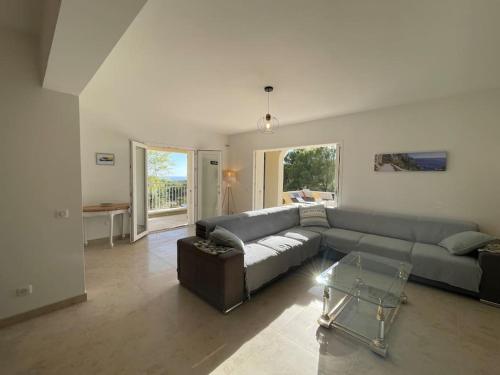 Χώρος καθιστικού στο Appartement vue mer avec jardin en pleine nature