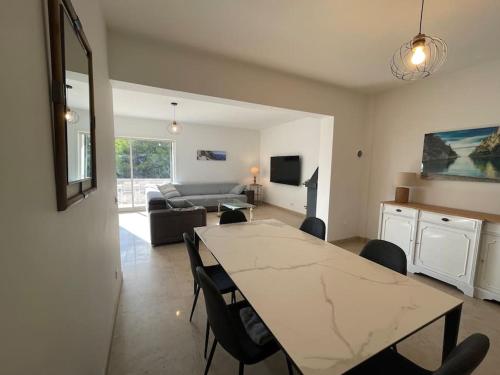 un salon avec une table et un canapé dans l'établissement Appartement vue mer avec jardin en pleine nature, à Cassis