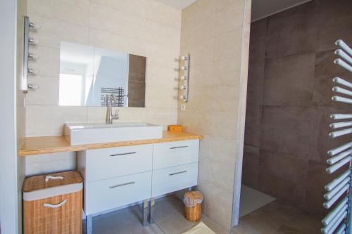une salle de bain avec un lavabo et une douche dans l'établissement -FULL- Magnifique T3, terrasse vue mer et garage, à Concarneau