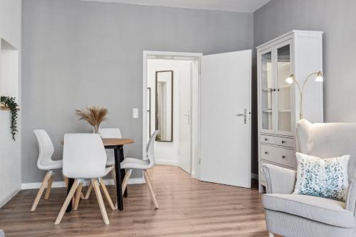 a dining room with a table and chairs at NEU Altstadtliebe - gemütliche Apartments in der historischen Altstadt, zentral und komfortabel in Wismar