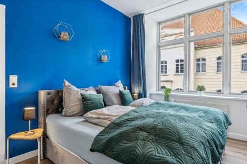 a blue room with a couch and a bed at NEU Altstadtliebe - gemütliche Apartments in der historischen Altstadt, zentral und komfortabel in Wismar