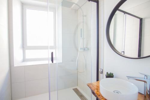 une salle de bain avec une douche, un lavabo et un miroir dans l'établissement -PORTO- Elegant T3 avec vue sur la ville-close, à Concarneau
