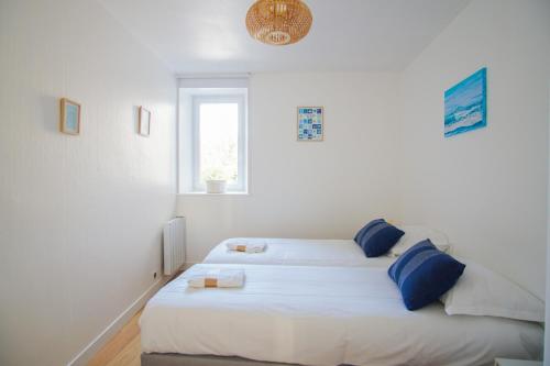 une chambre avec deux lits et une fenêtre dans l'établissement -PORTO- Elegant T3 avec vue sur la ville-close, à Concarneau