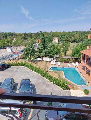 una vista da un balcone di un parcheggio e di una piscina di Apartament Lora a Baile Felix