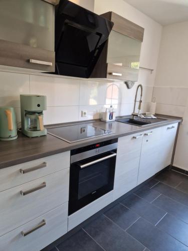 Η κουζίνα ή μικρή κουζίνα στο Moderne Wohnung mit Sauna
