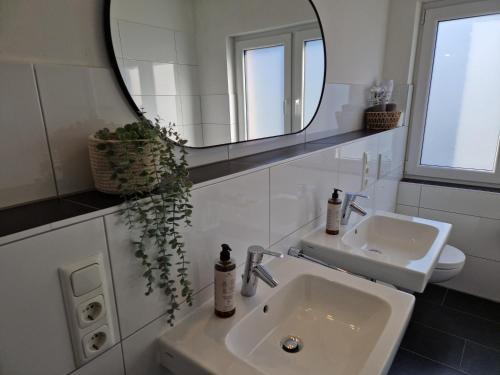 Ένα μπάνιο στο Moderne Wohnung mit Sauna