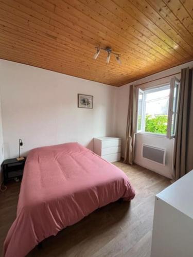 - une chambre avec un lit rose et une fenêtre dans l'établissement Typique maison de pêcheur, au Le Verdon-sur-Mer