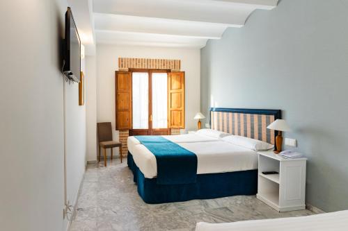 a hotel room with a bed and a window at Ad Hoc Parque in Bétera