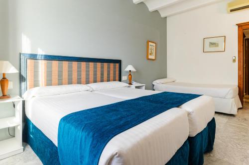 a hotel room with two beds and a window at Ad Hoc Parque in Bétera