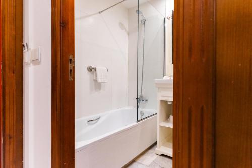 a bathroom with a shower and a bath tub at Ad Hoc Parque in Bétera