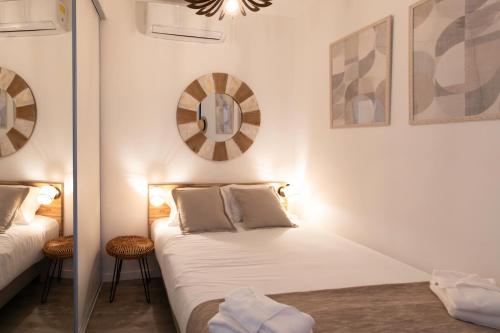 une chambre avec un lit et un miroir dans l'établissement L26 Old Town central 5mins walk to Sea front AC WIFI, à Nice