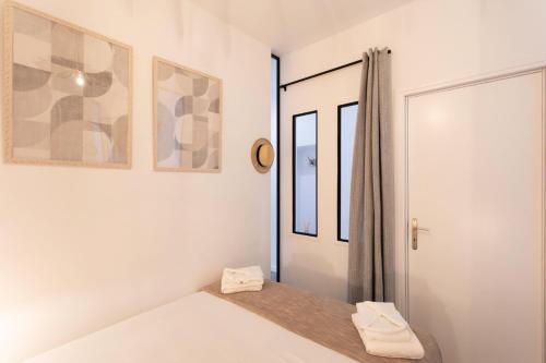 une chambre blanche avec un lit et une fenêtre dans l'établissement L26 Old Town central 5mins walk to Sea front AC WIFI, à Nice