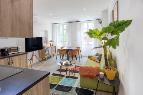 un salon avec un canapé et une table dans l'établissement L26 Old Town central 5mins walk to Sea front AC WIFI, à Nice