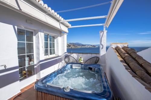 una vasca idromassaggio sul balcone di una casa di Precioso adosado con jacuzzi en Marina del Este ad Almuñécar
