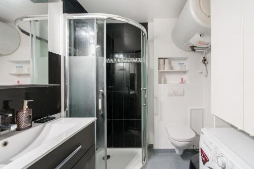 une salle de bain avec douche et toilettes dans l'établissement Apparemment avec jardin petfreindly, à Le Perreux-Sur-Marne