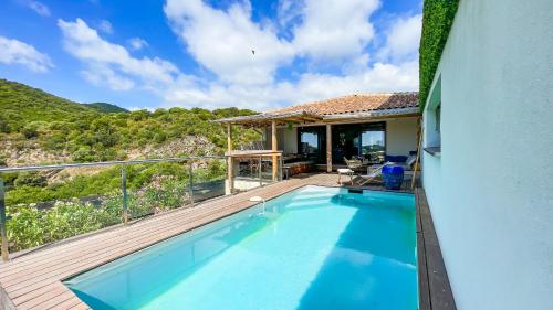 une maison avec une piscine sur une terrasse dans l'établissement Villa Sognu, à Conca