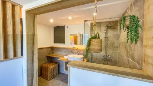 une salle de bain avec douche et lavabo dans l'établissement Villa Sognu, à Conca