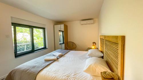 une chambre avec un grand lit avec une fenêtre dans l'établissement Villa Sognu, à Conca