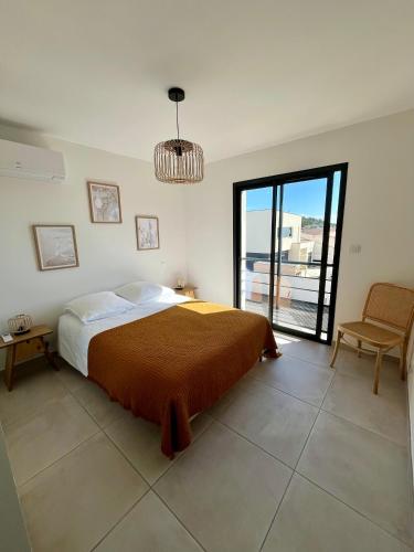 une chambre avec un grand lit et une fenêtre dans l'établissement La Maison Louis - moderne & familiale, à Lapalme