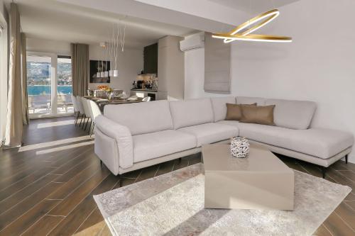 Ruang duduk di Villa Wave of love mit Meerblick, beheiztem Pool und direktem Strandzugang - familienfreundlich, 4 SZ, Rovanjska