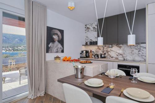 Dapur atau dapur kecil di Villa Wave of love mit Meerblick, beheiztem Pool und direktem Strandzugang - familienfreundlich, 4 SZ, Rovanjska