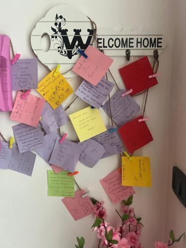 a bunch of sticky notes hanging on a wall at Lady Hana in Marghera