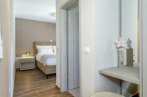 Katil atau katil-katil dalam bilik di Villa Wave of love mit Meerblick, beheiztem Pool und direktem Strandzugang - familienfreundlich, 4 SZ, Rovanjska