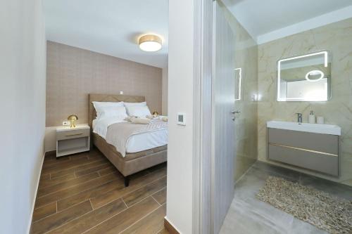 Katil atau katil-katil dalam bilik di Villa Wave of love mit Meerblick, beheiztem Pool und direktem Strandzugang - familienfreundlich, 4 SZ, Rovanjska