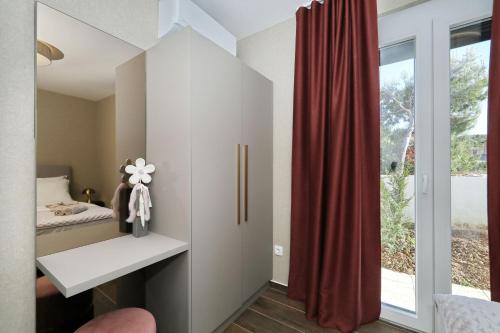 Katil atau katil-katil dalam bilik di Villa Wave of love mit Meerblick, beheiztem Pool und direktem Strandzugang - familienfreundlich, 4 SZ, Rovanjska