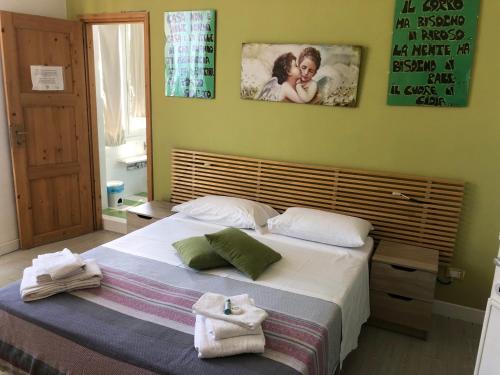 ein Schlafzimmer mit einem großen Bett mit Handtüchern darauf in der Unterkunft B&B Da Ponticello in Rom