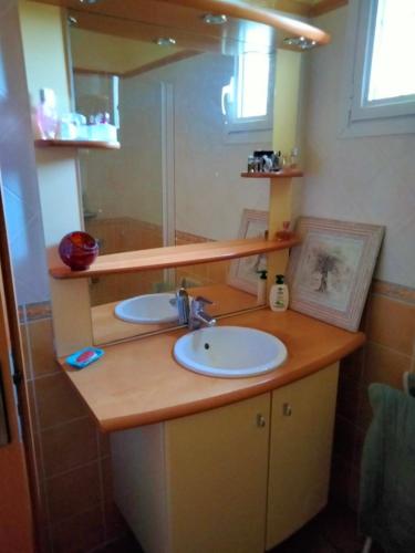 une salle de bain avec un lavabo et un miroir dans l'établissement Villa Aurea, à Hyères
