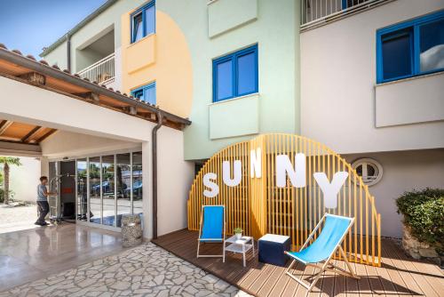 budynek z napisem „sunny” na froncie w obiekcie Sunny Krk by Valamar w Krku