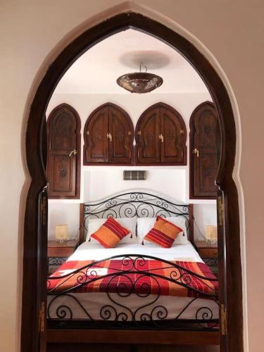 - une chambre avec un lit orné d'une tête de lit dans l'établissement Dar Fezna - top location, stunning 360 views, à Chefchaouen