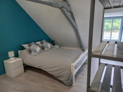 a bedroom with a bed and a ladder at Agréable maison de ville au coeur de Chinon in Chinon