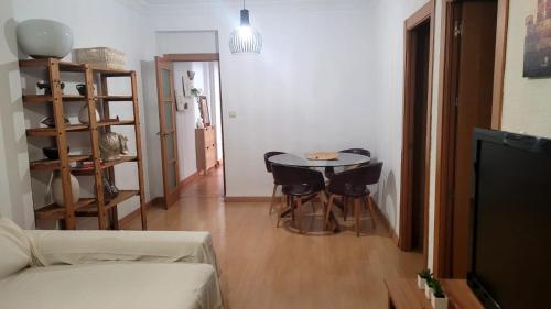 sala de estar con mesa y algunas sillas en Apartment Turquesa - Almería, en Almería