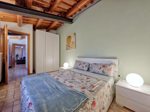 a bedroom with a bed with two lamps on it at CA' dei Sogni Apartments in Montagnana