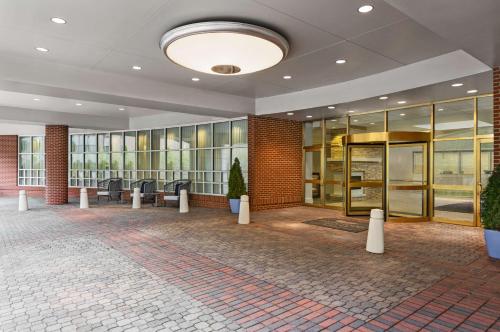 eine Lobby mit Bänken und Glastüren in einem Gebäude in der Unterkunft Homewood Suites by Hilton Washington, D.C. Downtown in Washington