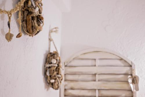a room with a wall with a window and a door at Brunis Apartments in Nei Poroi