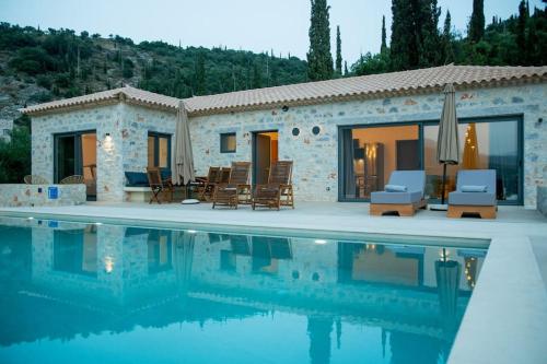 Bazén v ubytování Mani Senses Luxury Villa nebo v jeho okolí