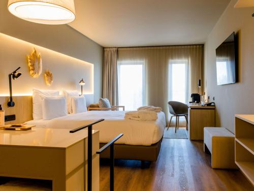 Cama ou camas em um quarto em Mercure Fátima